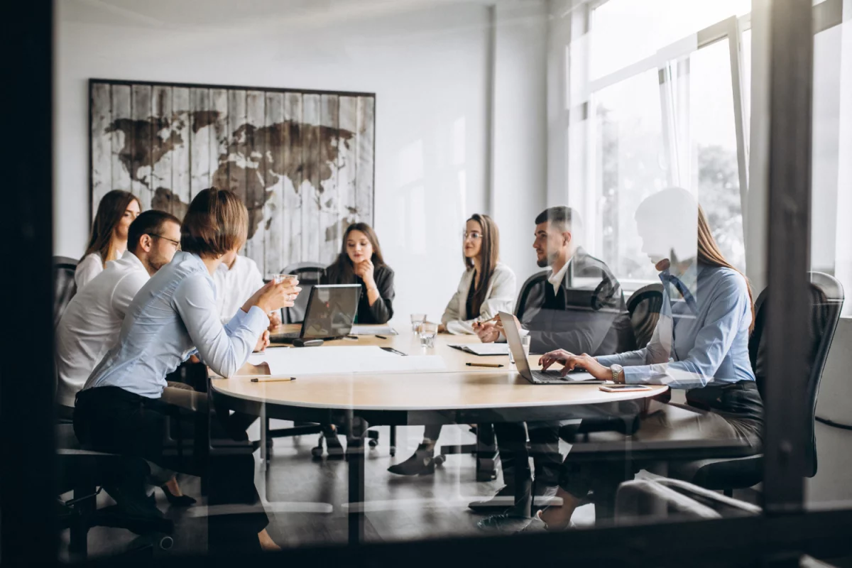 Jak dobrać meble biurowe do pracy hybrydowej? Przewodnik: ergonomia, modułowość, wymiary i budżet—od home office po biuro coworkingowe.